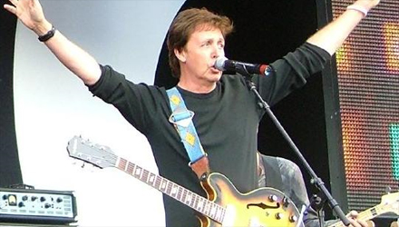 Paul McCartney sul palco di Guitar Hero World Tour
