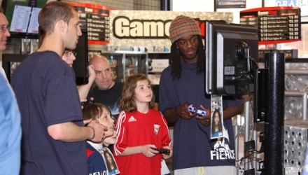 Tornei di PES 2011 e FIFA 11 al cinema con GameStop