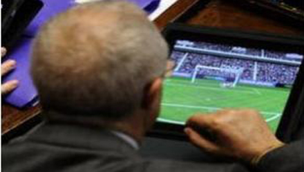 PES 2011 in Parlamento, sull'iPad di un deputato