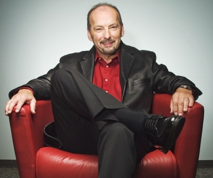 Peter Moore fa le linguacce a Sony