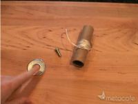 Costruire un cavalletto per una compatta con un filo e un bullone 