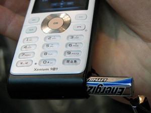 Xenium 9@9j: più autonomia con una batteria AAA