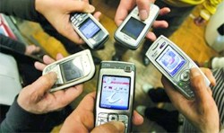 Save the Children analizza il rapporto tra minori e cellulari