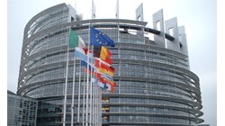 Il Parlamento Europeo interviene sulle tariffe roaming di SMS e dati