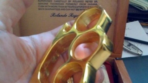 EA spedisce alla stampa tirapugni in ferro illegali, poi li rivuole indietro