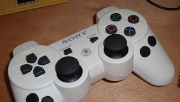 Ben Heck cambia la posizione dei tasti dorsali del pad PS3 con uno dei suoi mod