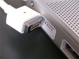 Apple: stop agli alimentantori MagSafe di terze parti