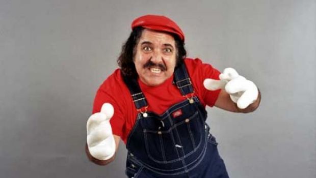 Il pornodivo Ron Jeremy come Riccardo Schicchi: 