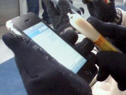 Il freddo non frena gli iPhone maniaci: salsicce e guanti touch friendly