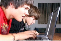 Dipendenza da social network: c'è chi non si stacca nemmeno durante la notte