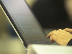 Censis: un italiano su due naviga su internet