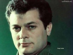 Tony Curtis seppellito con il proprio iPhone: chiamerà dall'aldilà?