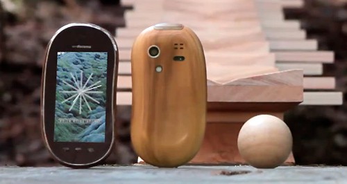 Touch Wood SH-08C, uno spot per lo smartphone in legno