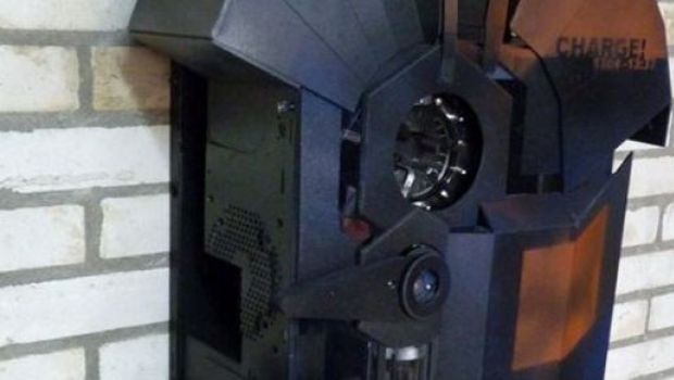 Half-Life: un case per PC con le sembianze di un'unità di ricarica per la tuta di Gordon Freeman