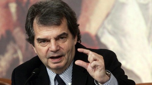 Renato Brunetta: la Rete lo sbeffeggia, lui risponde su Facebook