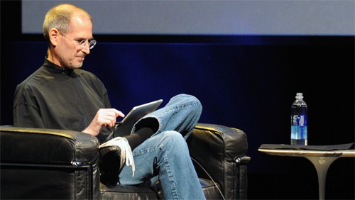 Steve Jobs sul palco della WWDC 2011 per iCloud