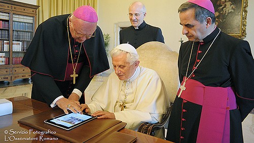 Il primo tweet del Papa