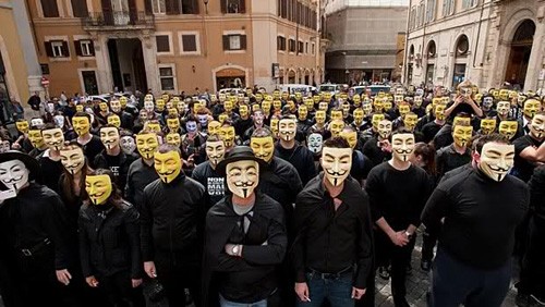 Anonymous: scattano le manette