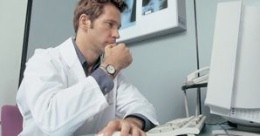 Ti serve un dottore? La diagnosi arriva via Skype