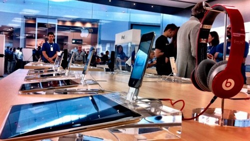 Apple Store inaugurato a Catania, mille in coda