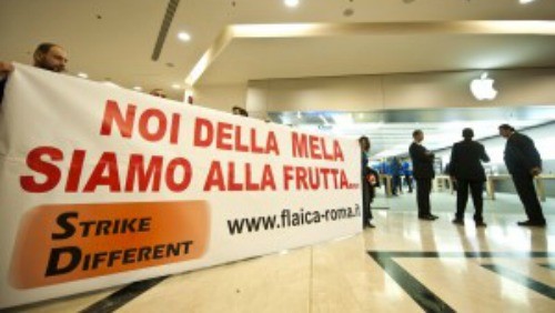 iPhone 4S, debutto con protesta all'Apple Store di Roma