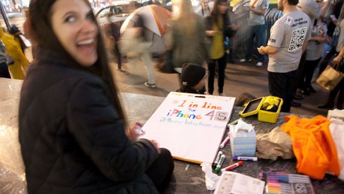 In fila per l'iPhone 4S da 17 giorni: rifiutano 1.500 dollari