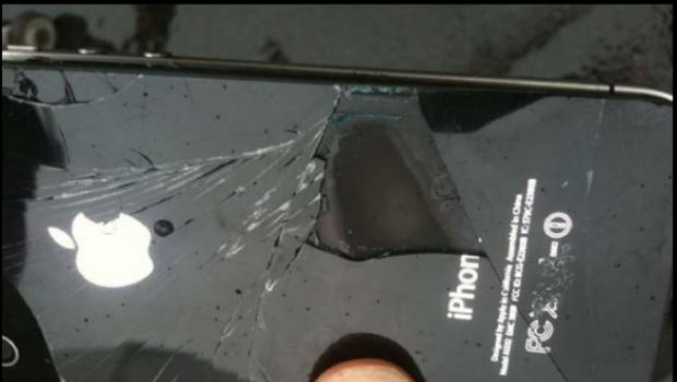 Un iPhone 4 prende fuoco su un aereo