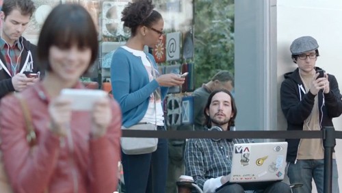 Samsung sbeffeggia Apple e le code per l'iPhone 4S