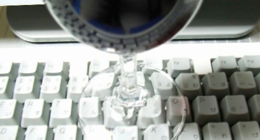 Il bicchiere in una mano e il mouse nell'altra