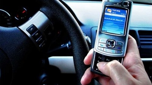 SMS mentre si guida: un sistema li blocca automaticamente