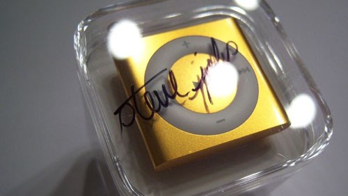iPod Shuffle autografato da Steve Jobs su eBay