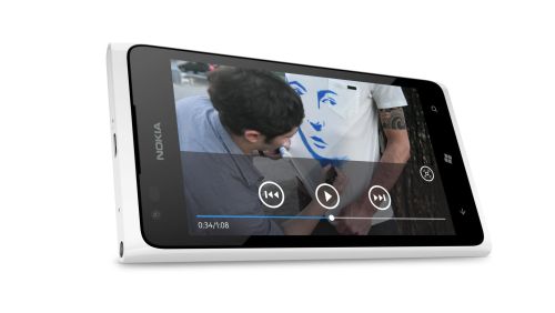 Nokia Lumia 900, successo di vendite e primo bug