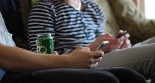 Davanti alla tv, ma con lo smartphone in mano