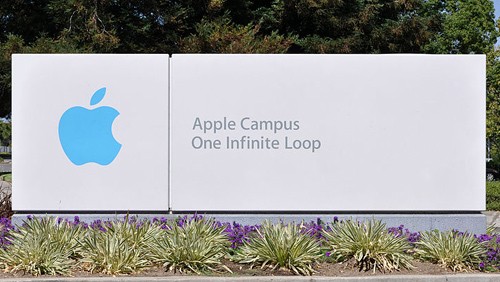 Apple, proteste al meeting degli azionisti