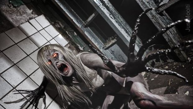 Left 4 Dead - una spaventosa Witch in cosplay
