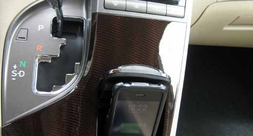 Smartphone mentre si guida? Peggio dell'alcol