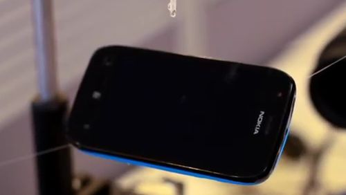 Nokia mostra un Lumia 710 super idrofobico