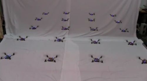 Quadricotteri robot suonano James Bond