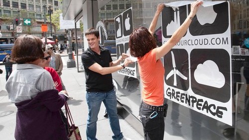 Attivisti di Greenpeace negli Apple Store americani