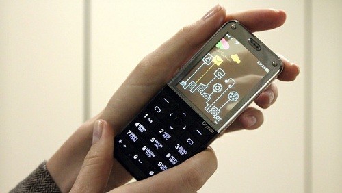 Explay Crystal: telefono economico con display trasparente