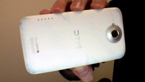 HTC One X bianco, attenzione ai blue jeans