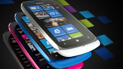 Nokia Lumia 900 e 610 spingono Windows Phone