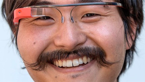 Google Glass nelle colorazioni nero, blu e rosso