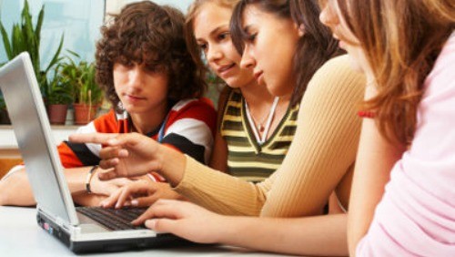 Facebook: OK ai minori, ma gli adulti si annoiano