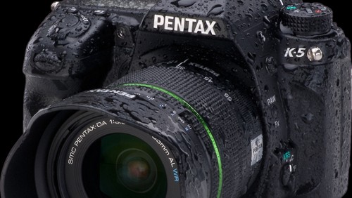 Pentax K-5 e K-7 resistono a sabbia e acqua