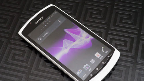 Sony Xperia Neo L in immagini, simile a HTC One X