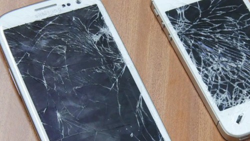 Samsung Galaxy S3 vs. iPhone 4S, crash test