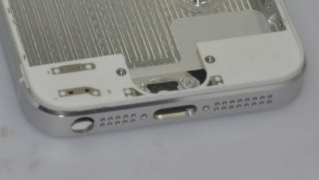 La porta Micro-USB e il connettore del nuovo iPhone 5