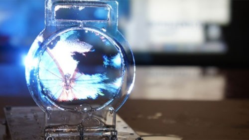 Uno schermo 3D in una bolla di sapone