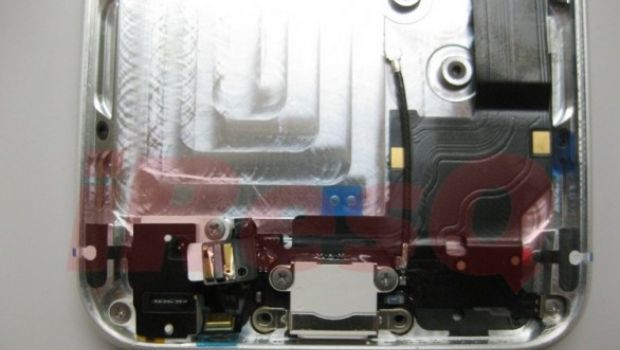 La foto delle componenti di iPhone 5 assemblate